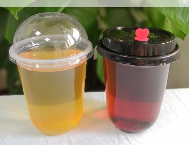 Le chiare tazze di plastica eliminabili asportabili hanno ispessito 95 il calibro a forma di U 500ml con i coperchi