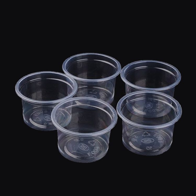 Le tazze di plastica Jello della parte dei coperchi hanno sparato le tazze per la campionatura dello spuntino della salsa