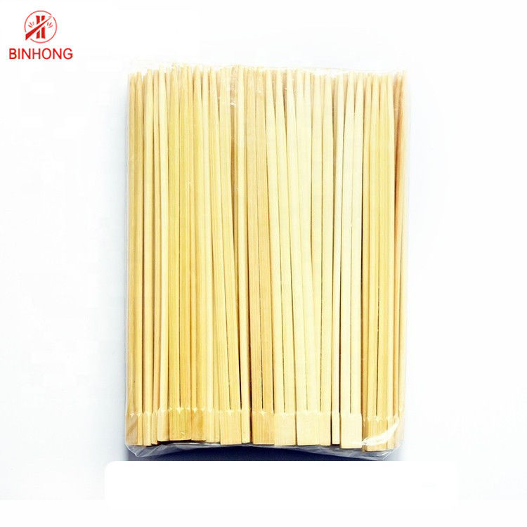 Gemelli Tensoge intorno ai bastoncini eliminabili di bambù naturali con il pacchetto di carta
